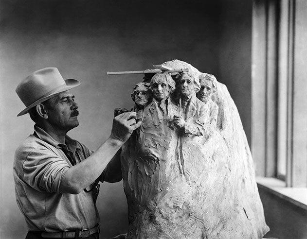 Mount-Rushmore-Gutzon-Borglum-carving-1