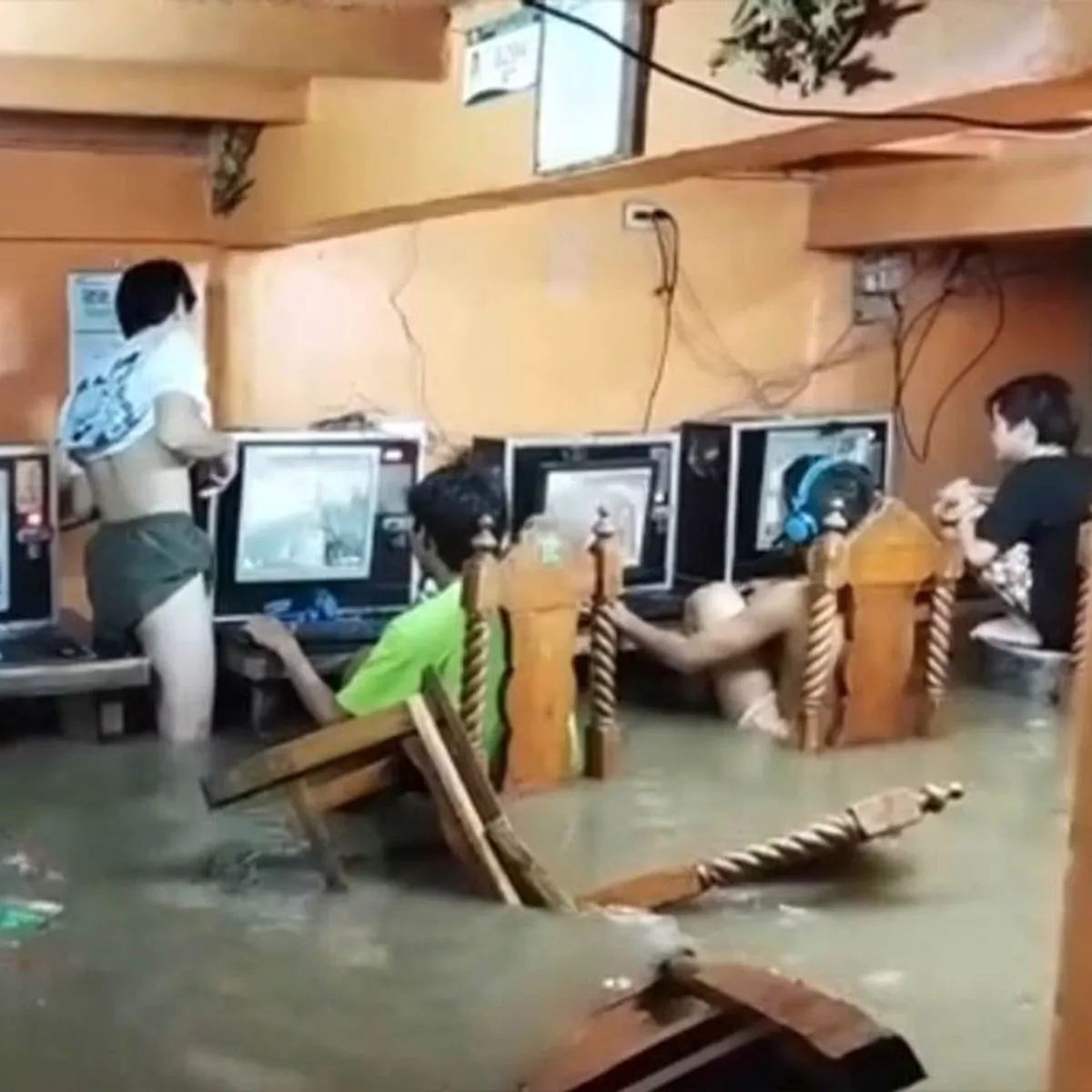 filipinas-games-siguen-jugando-online-pesar-un-tifon-que-inundo-el-cibercafe