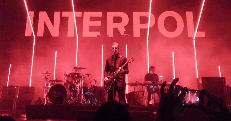 interpol-estrena-dos-canciones-ineditas-en-su-inicio-de-gira