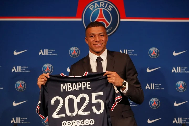 kylian-mbappe-muestra-la-camiseta___eErMPyj8l_720x0__1