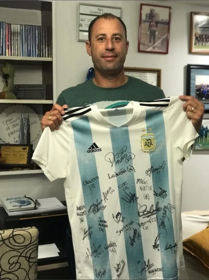 guacci-con-una-camiseta-de___oHPVjqa5-_720x0__1