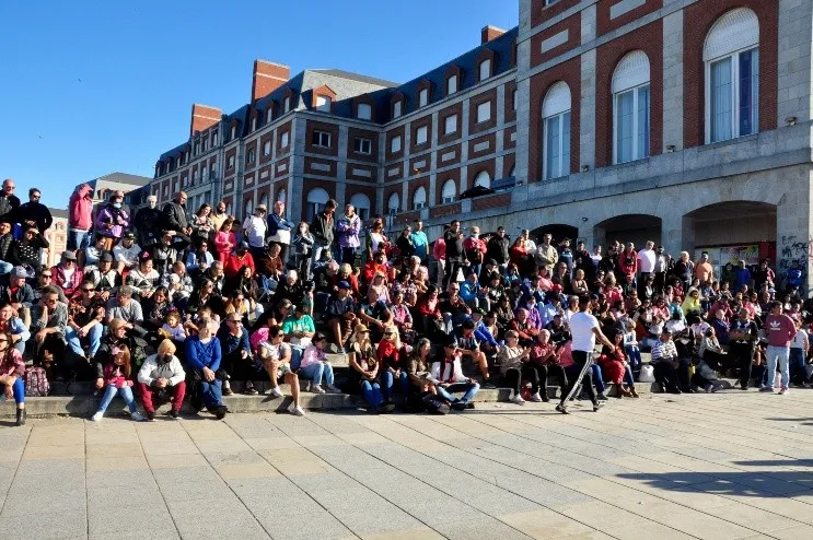 15-04-2022_miles_de_turistas_y_marplatenses.jpg_141872060