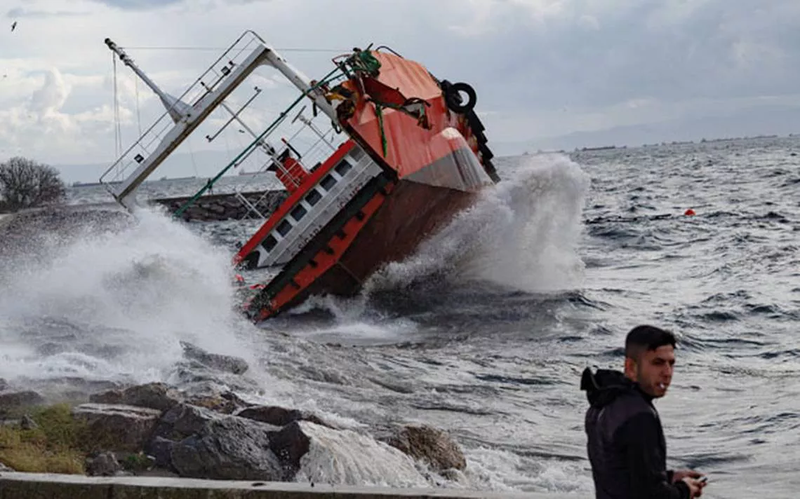 [Videos] Mueren cinco personas tras devastación por ráfagas de viento en Turquía