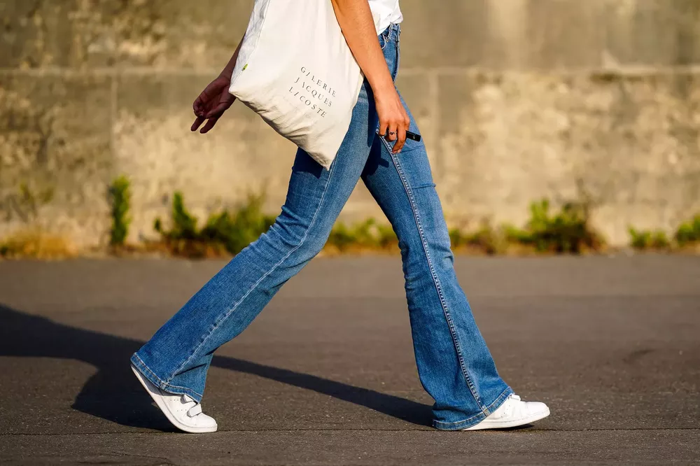 jeans-con-tenis-blancos