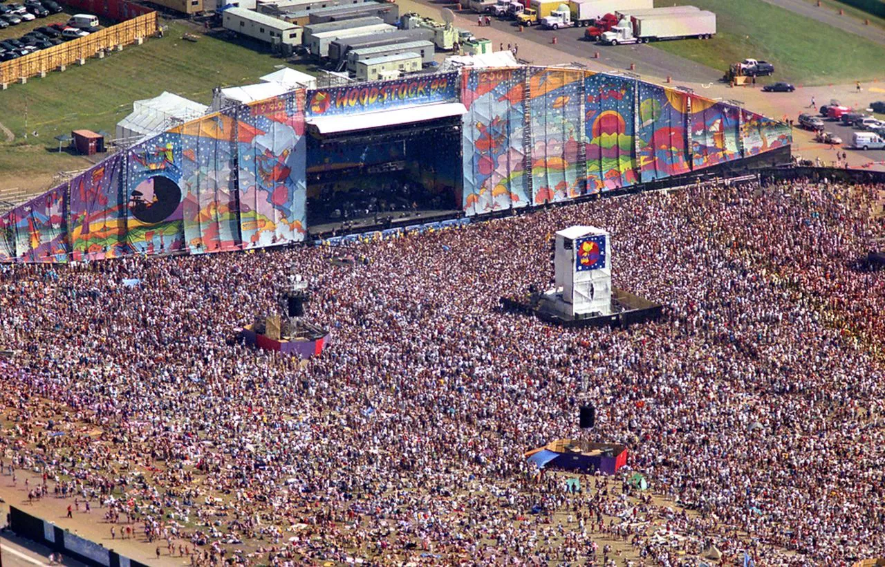 El-trailer-de-Woodstock-99-vuelve-a-visitar-el-caotico