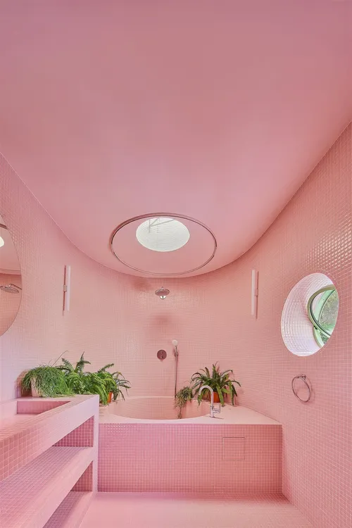cierto-estudio-ha-tenido-en-un-atrevido-color-rosa-el-bano-principal-de-la-bautizada-como-casa-hope-en-barcelona_643da977_230426094923_1334x2000
