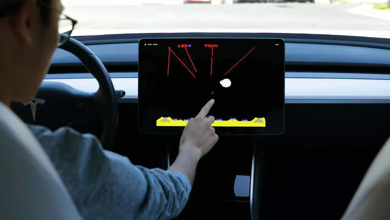 Juega-Minecraft-y-The-Witcher-en-un-Tesla-¡Pronto-sera