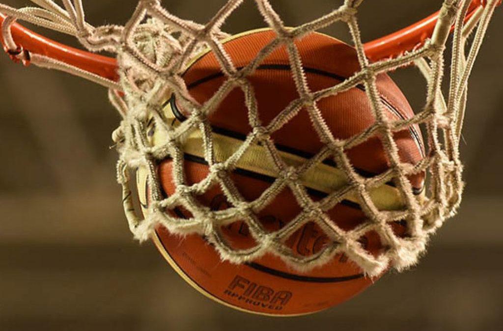 basquet pelota en aro