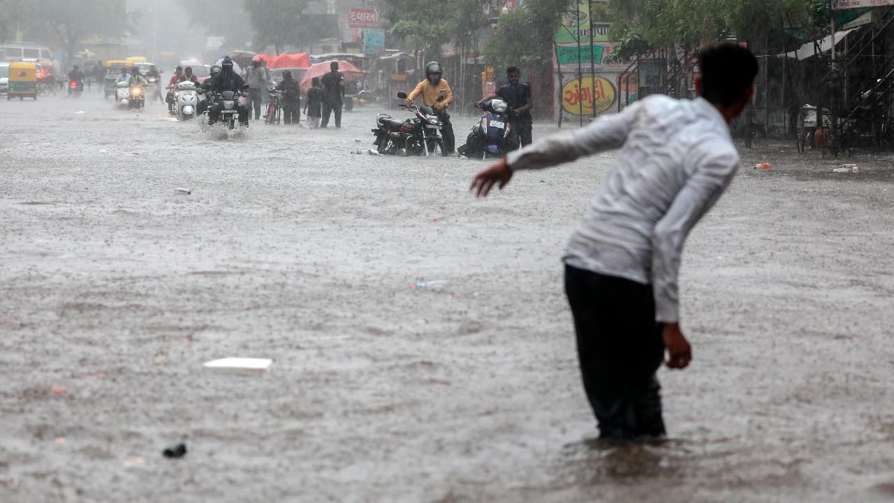 continua-la-busqueda-de-89-personas-desaparecidas-por-ciclon-tauktae-en-india-foto-efe