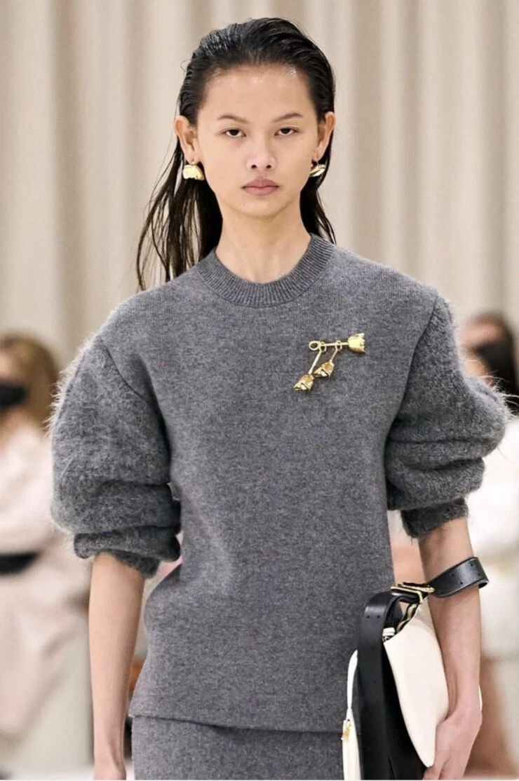 Los-broches-son-el-accesorio-mas-trendy-de-este-otono-2024-5-740x1114.jpg