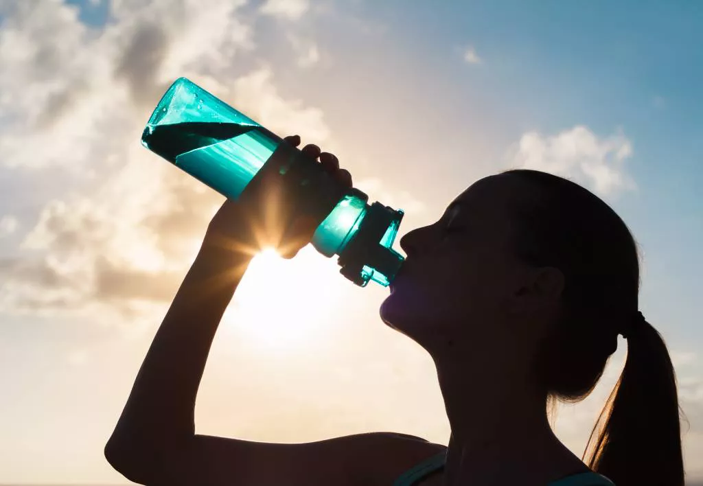tomar agua calor verano hidratacion