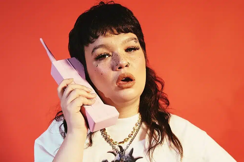 quien-es-lola-young