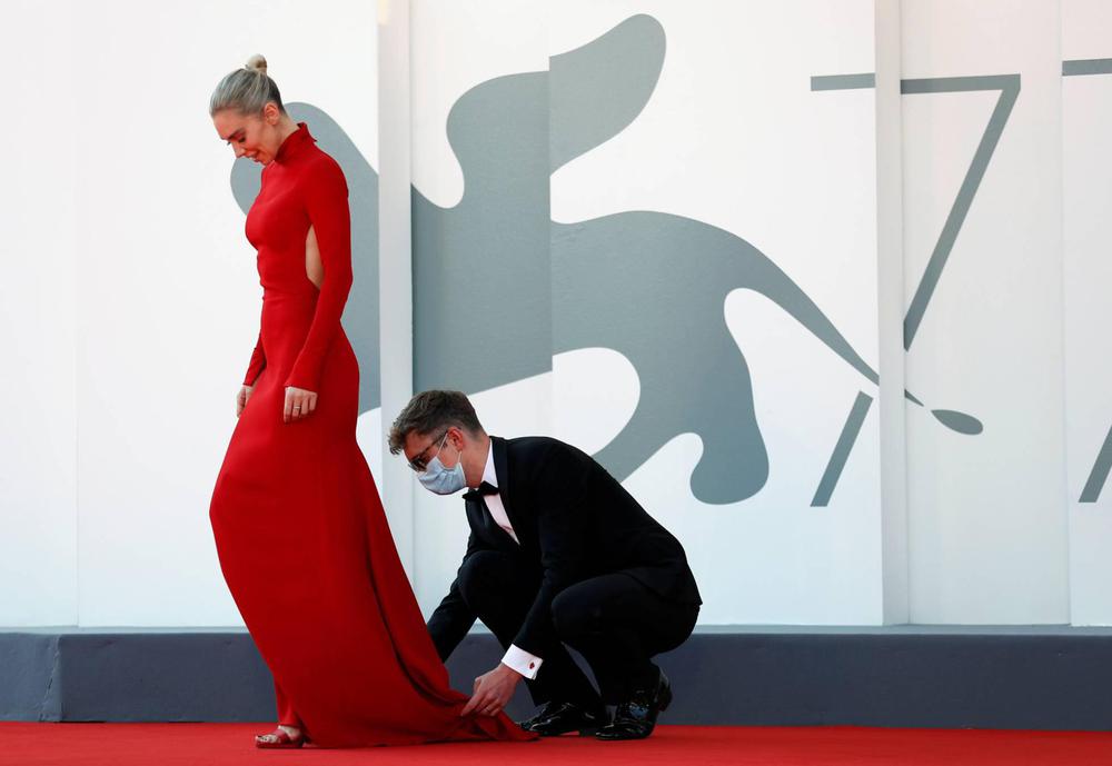 01 La actriz Vanessa Kirby protagonista de la película 'Pieces of a woman', a su llegada a la alfombra roja. El País.