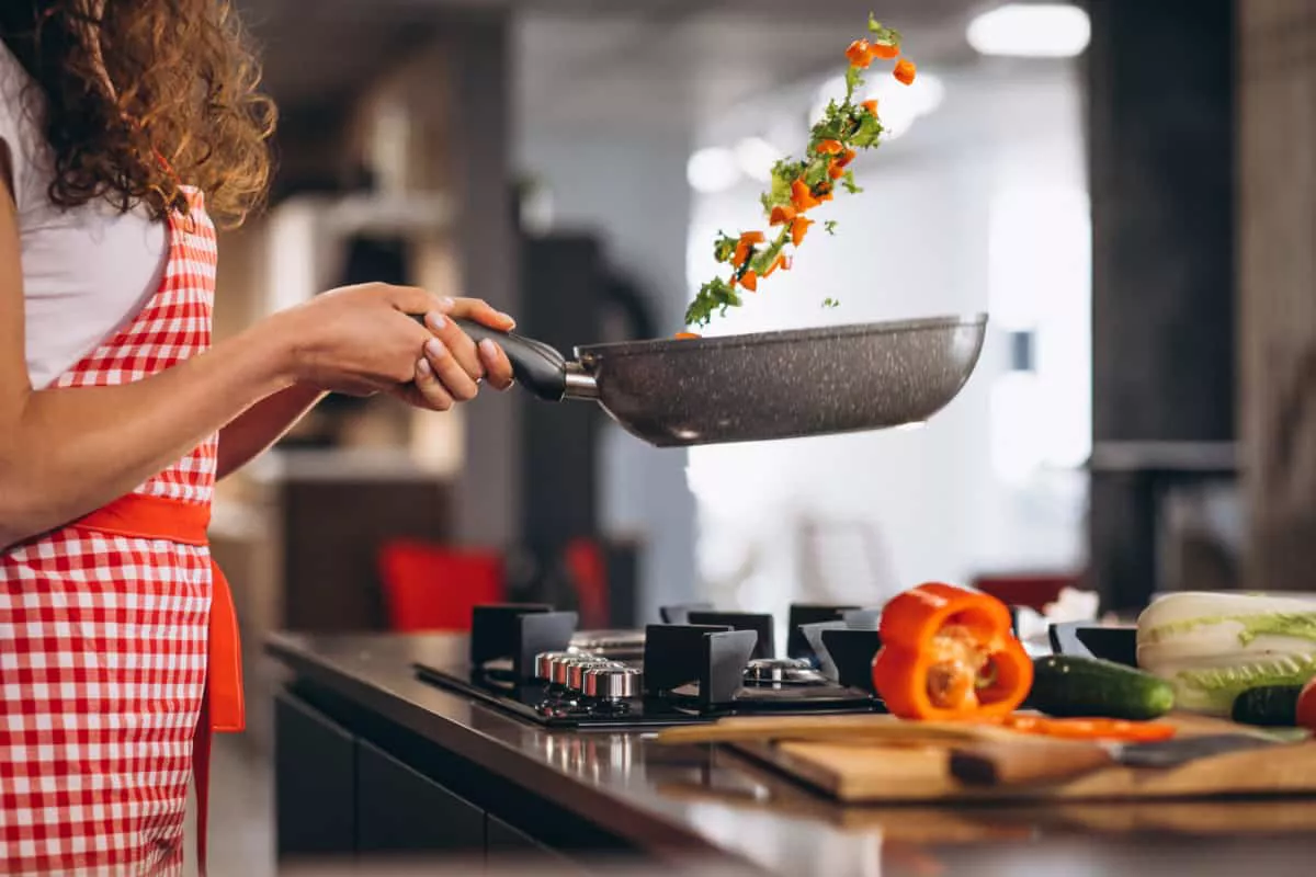 mujer cocinando comer comida