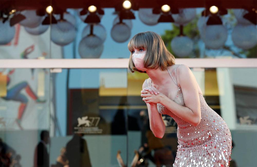 02 La actriz Maya Hawke, protegida con mascarilla, a su llegada a la alfombra roja durante la presentación de la película 'Mainstream', este sábado. El País.