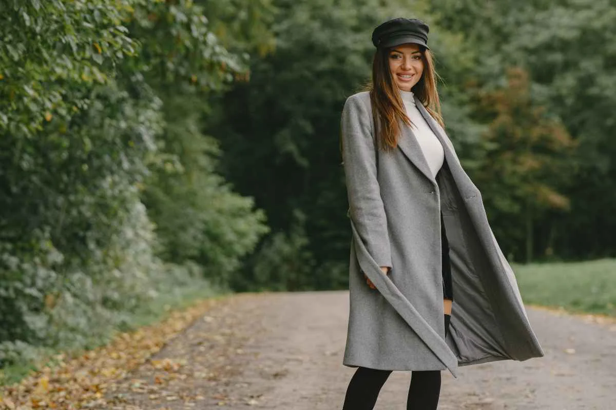 girl-walks-woman-gray-coat-brunette-with-black-cap (1)