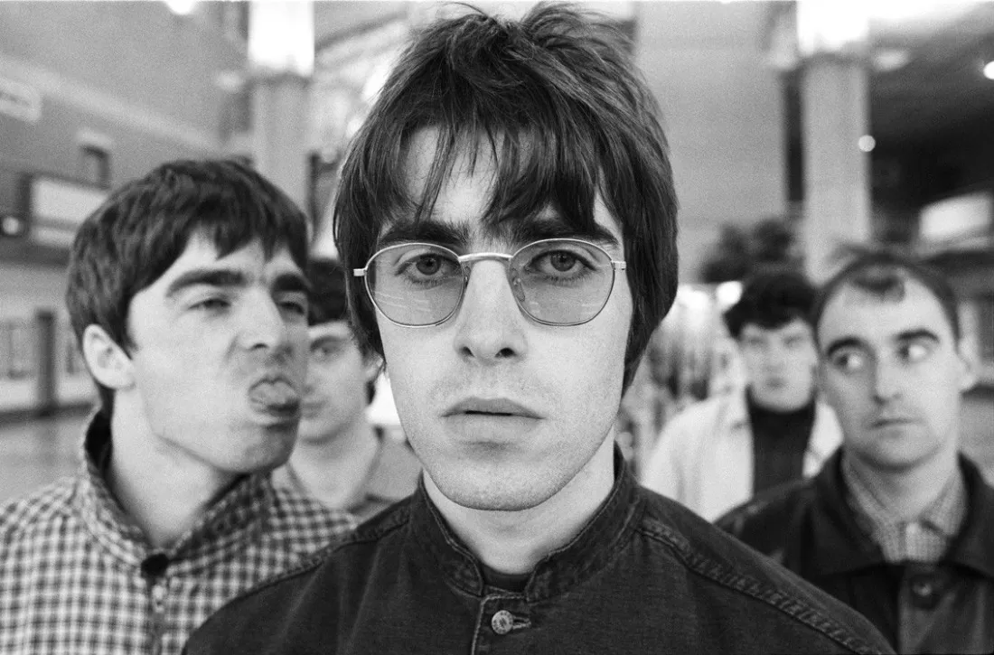 noel-gallagher-saca-lengua-liam-gallagher
