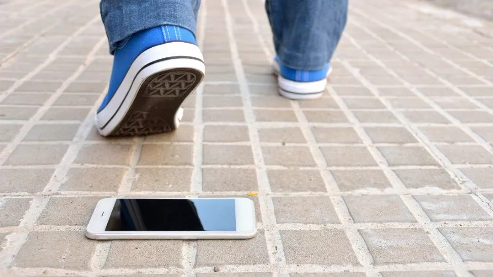 lost-smarphone-on-ground