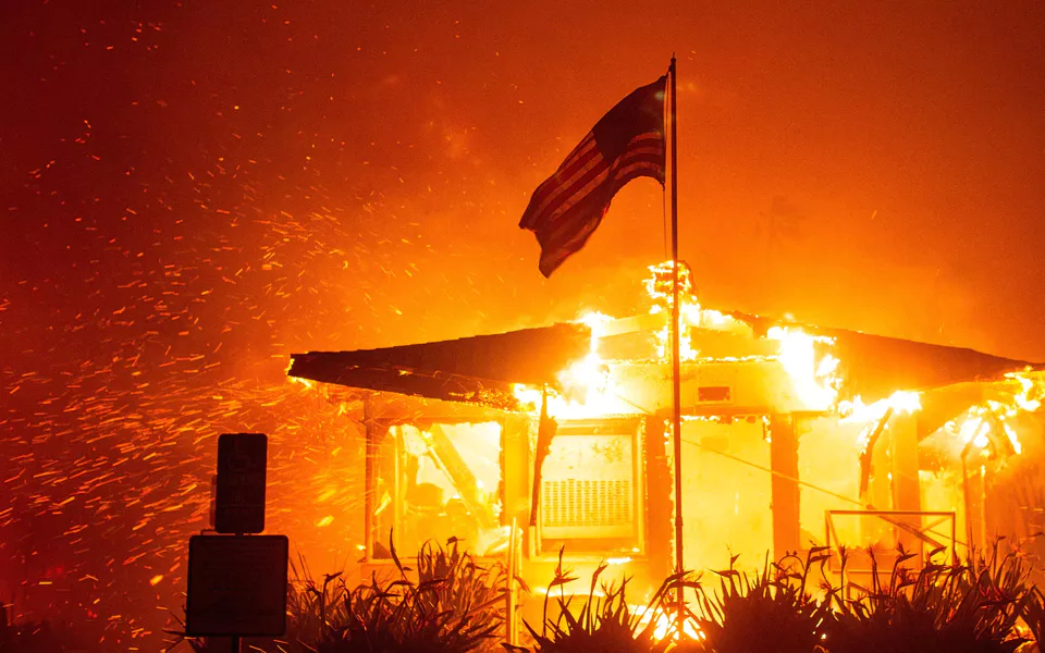 2025-01-08T175349Z_2145701410_RC275CACNV9I_RTRMADP_3_CALIFORNIA-WILDFIRES-CELEBRITIES_E