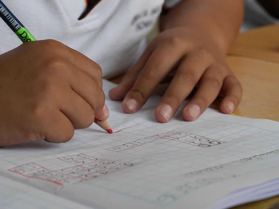 niño estudiando