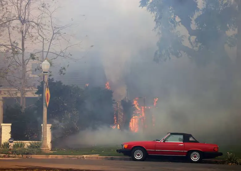 las-llamas-llegaron-a-zonas-residenciales-y-PA2S3ZA54JCTDBSREMLYU2Z6UE