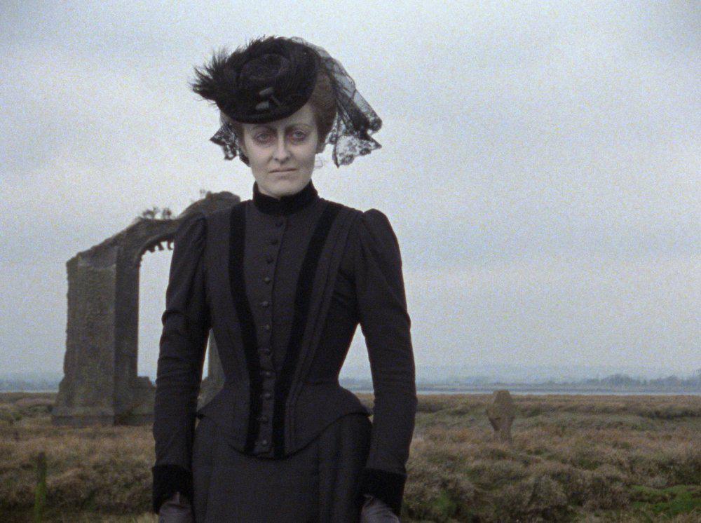 woman-in-black-the-1989-002-frightening-woman-with-hat_0