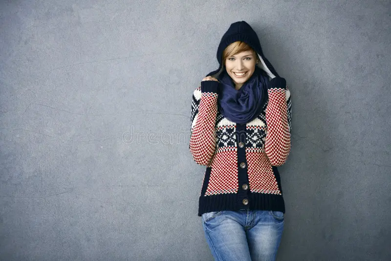 mujer-joven-atractiva-en-suéter-nórdico-33007401