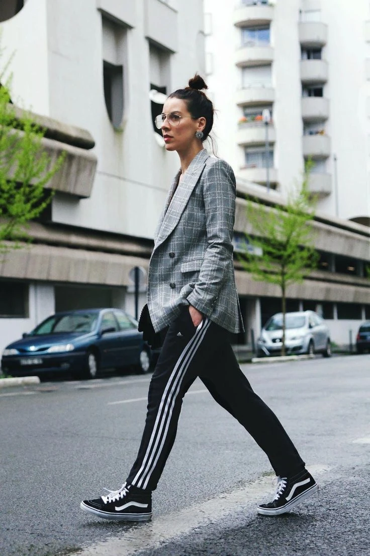 7-looks-con-un-pantalones-deportivos-inspirados-por-el-street-style-1.jpeg