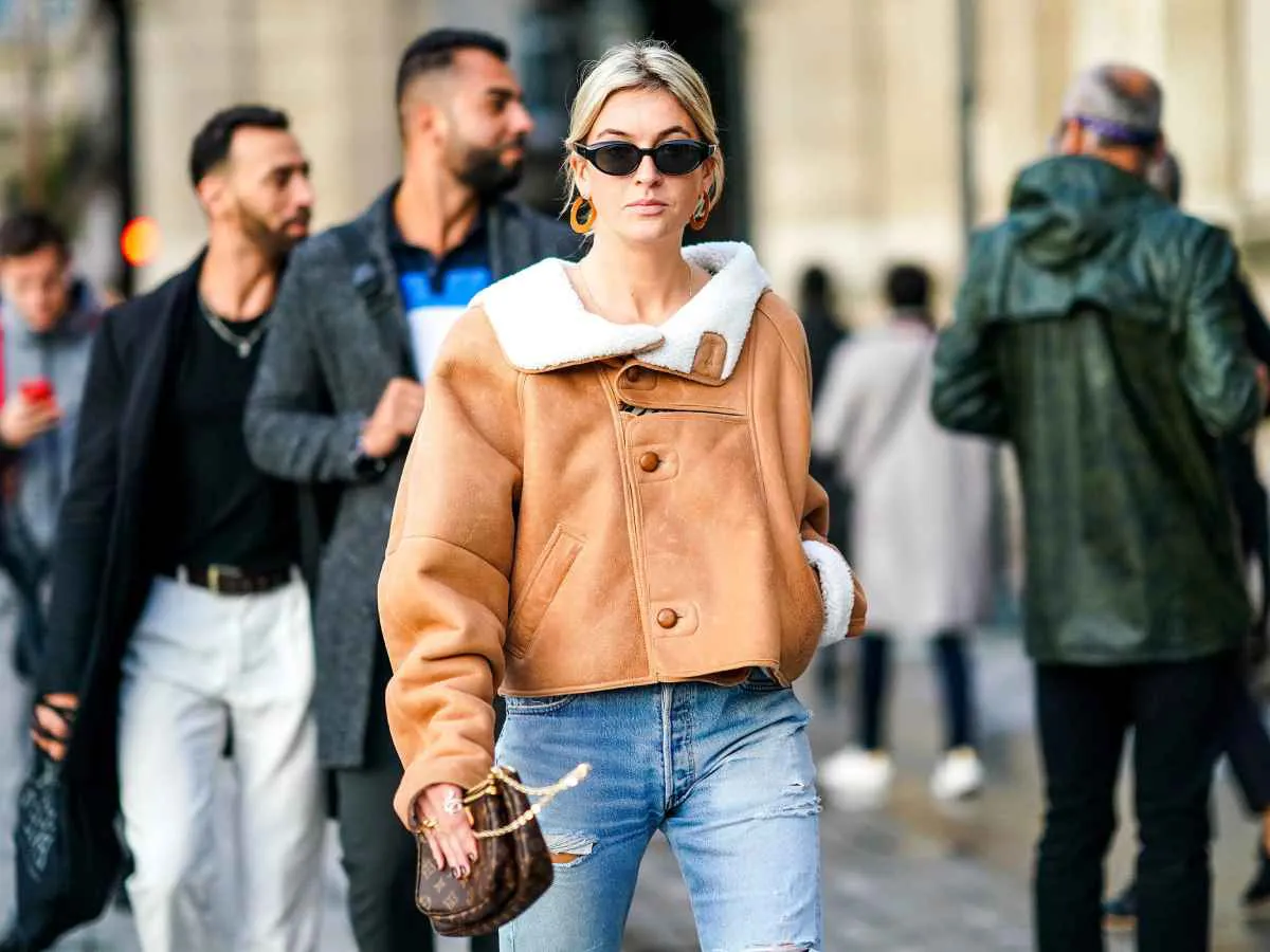 camille-charriere-chaqueta-beige-corta-paris