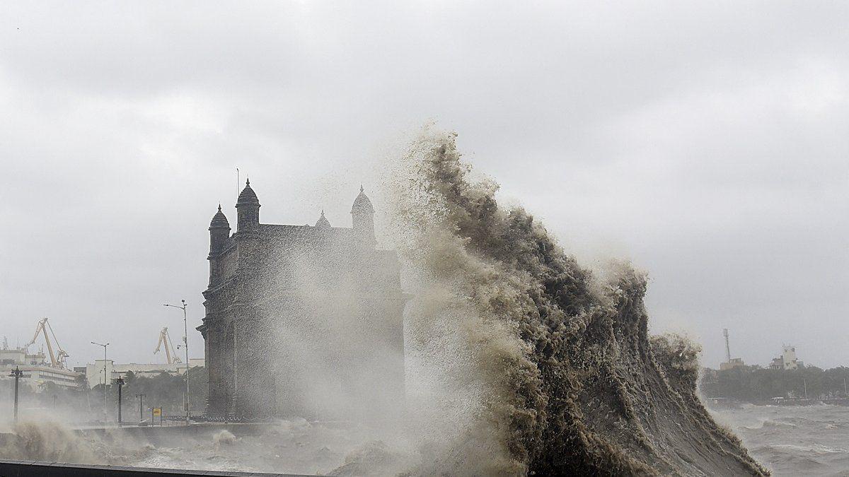las-olas-azotan-el-ciclon-tauktae-la-puerta-la-india-mumbai-el-17-mayo-2021
