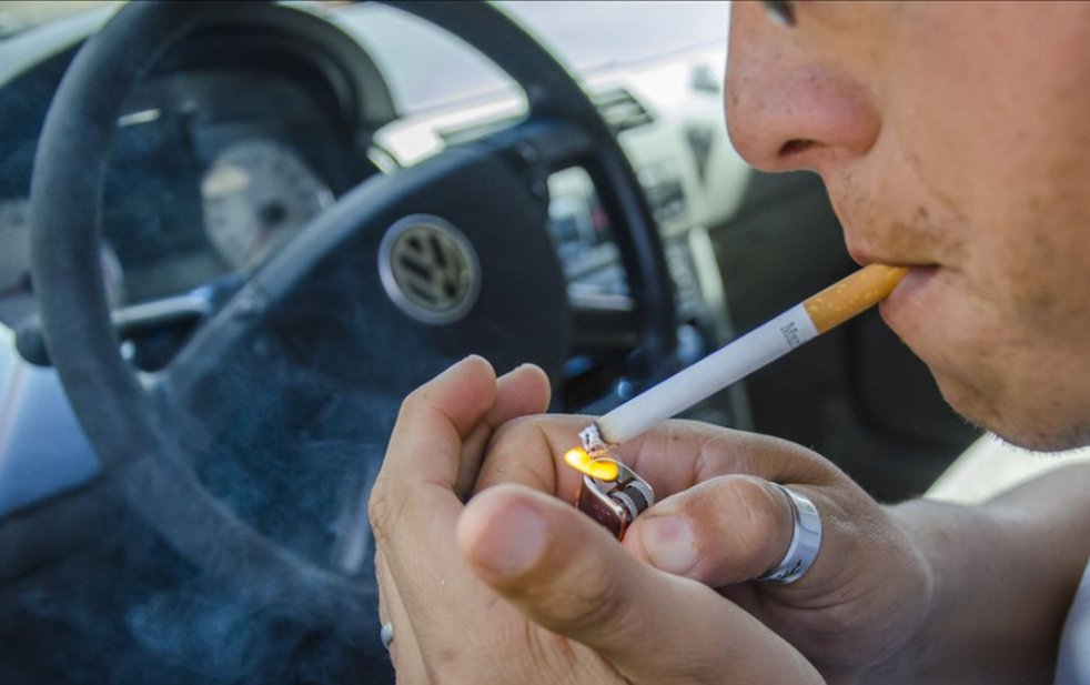 fumar-al-volante3