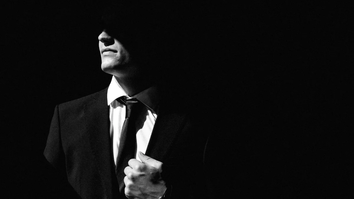 anticristo traje hombre