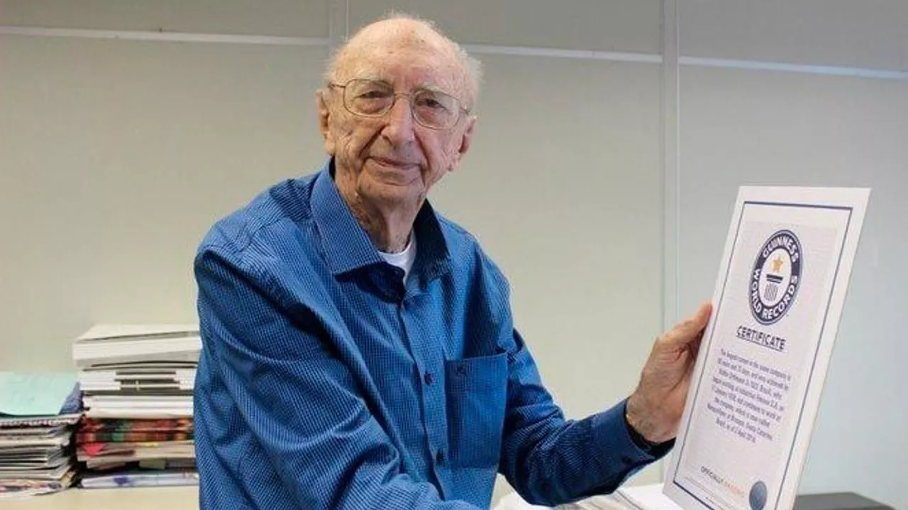 hombre-de-100-anos-recibe-record-guinness-por-ser-el-que-mas-ha-trabajado-en-una-misma-empresa-fuente-twitter-ricamconsult
