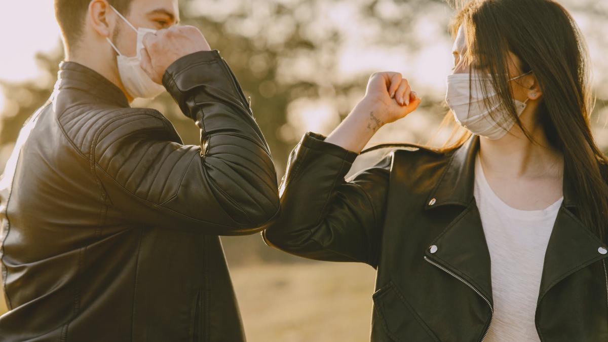 saludo codo coronavirus