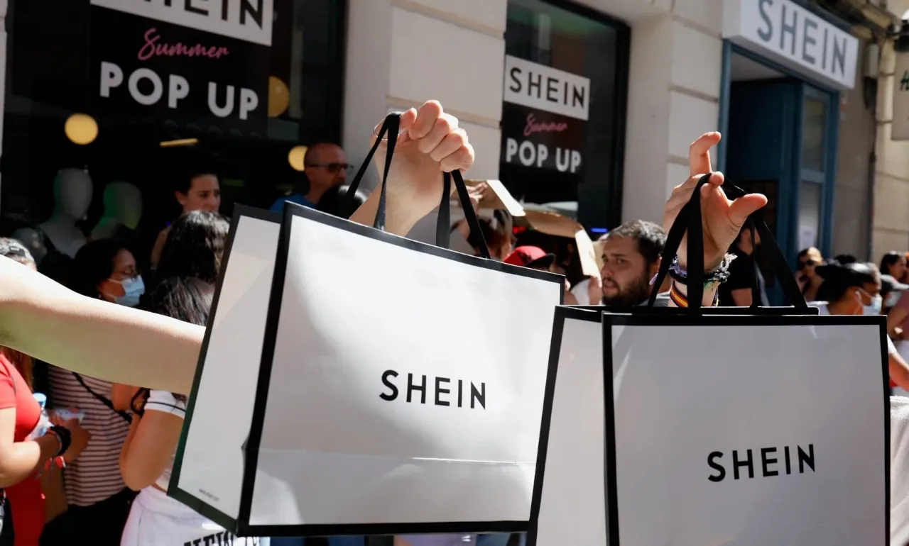 Francia-aprueba-la-primera-ley-contra-el-fast-fashion
