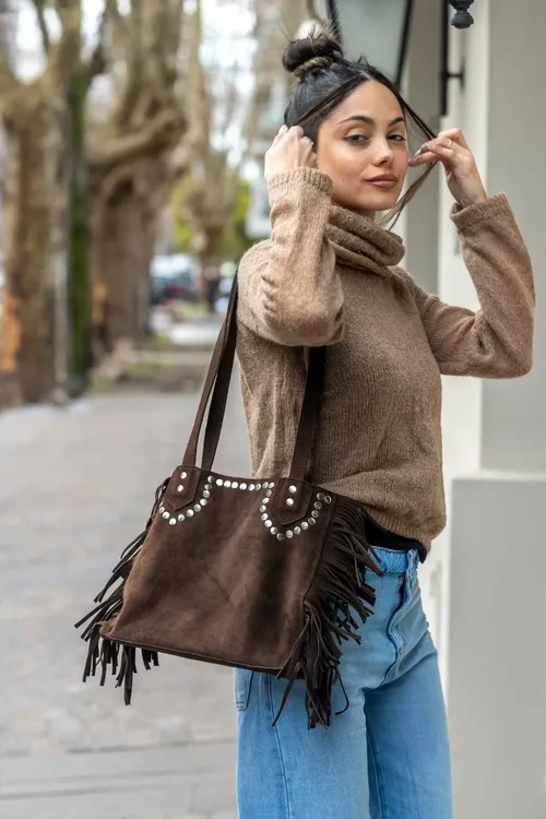 Cartera-janis-gamuza-chocolate-tachas1-2