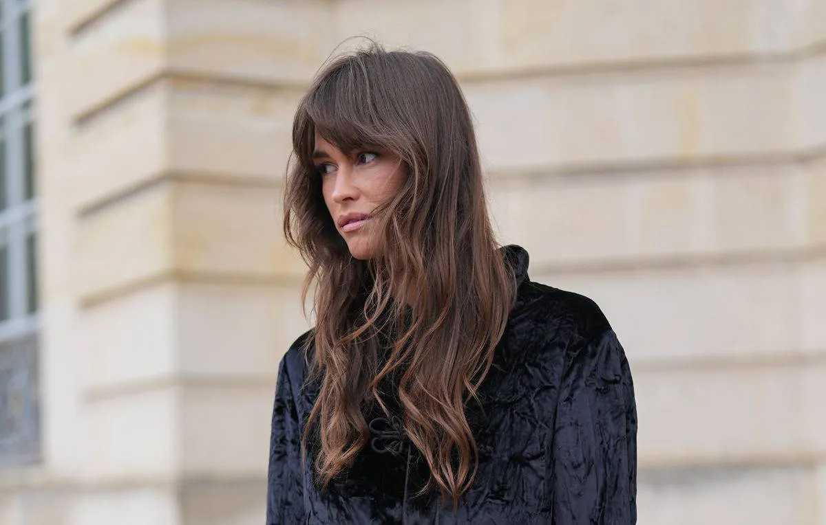 alison-toby-wears-navy-blue-velvet-belted-jacket-navy-blue-news-photo-1734452585 (1)