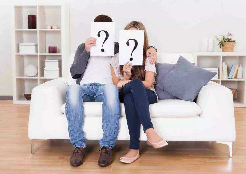 pareja interrogante