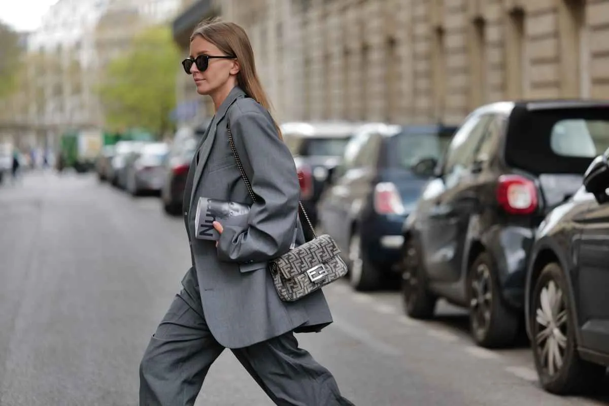 looks-gris-groufit-tendencia-otono-invierno-2023-2024-elle-65140b0dad55a (1)