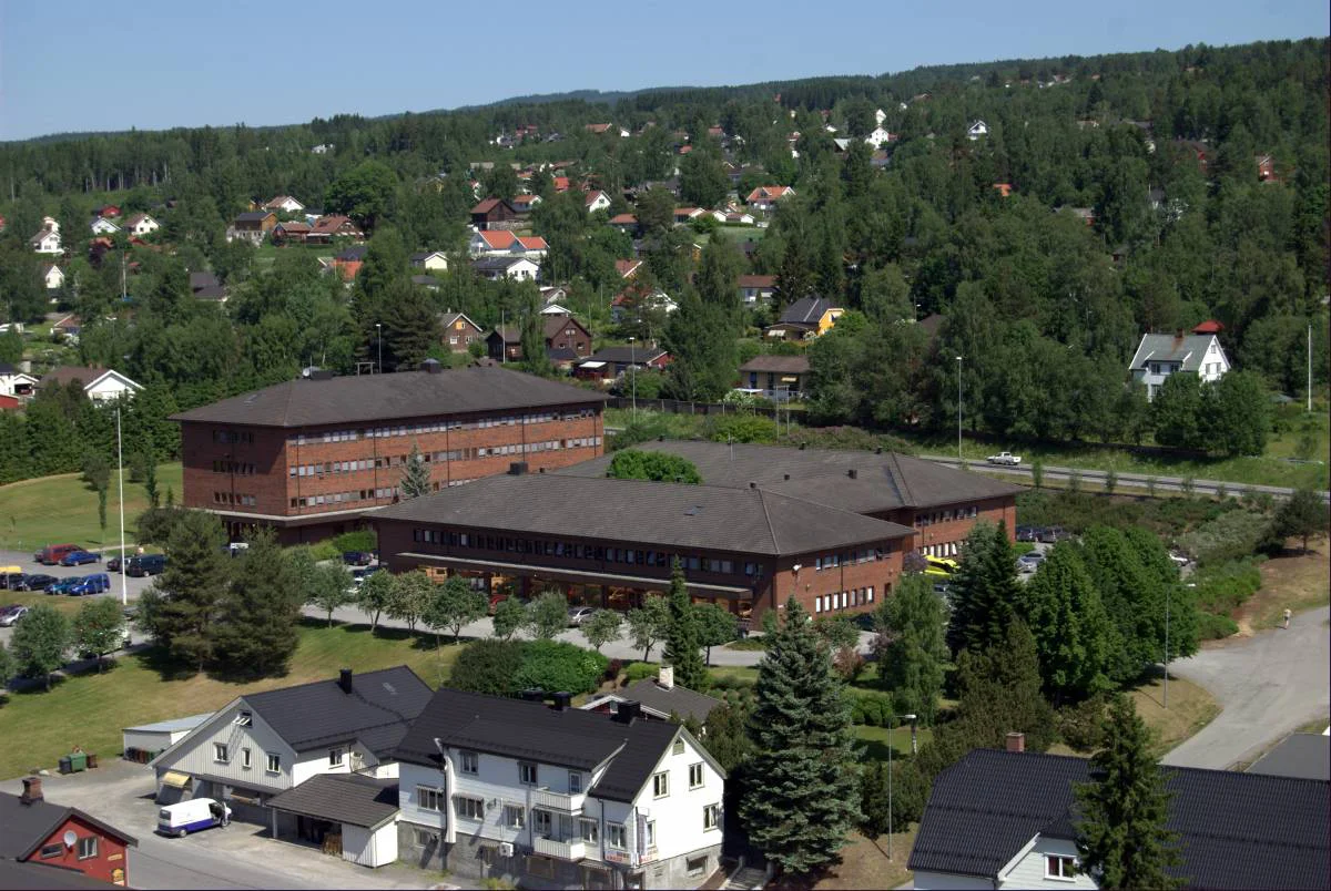 Gran_town_hall,_Jaren,_Gran,_Norway,_2008-06-06 (1)