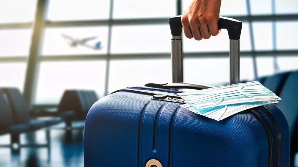 persona-aeropuerto-covid_98 protocolo