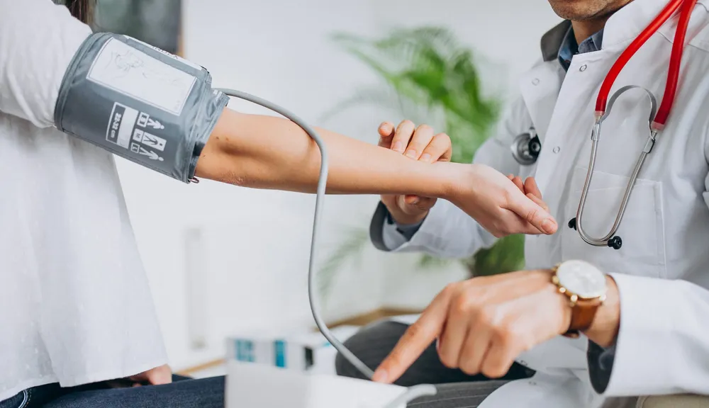 medico paciente salud mujer presion tension cardiovascular