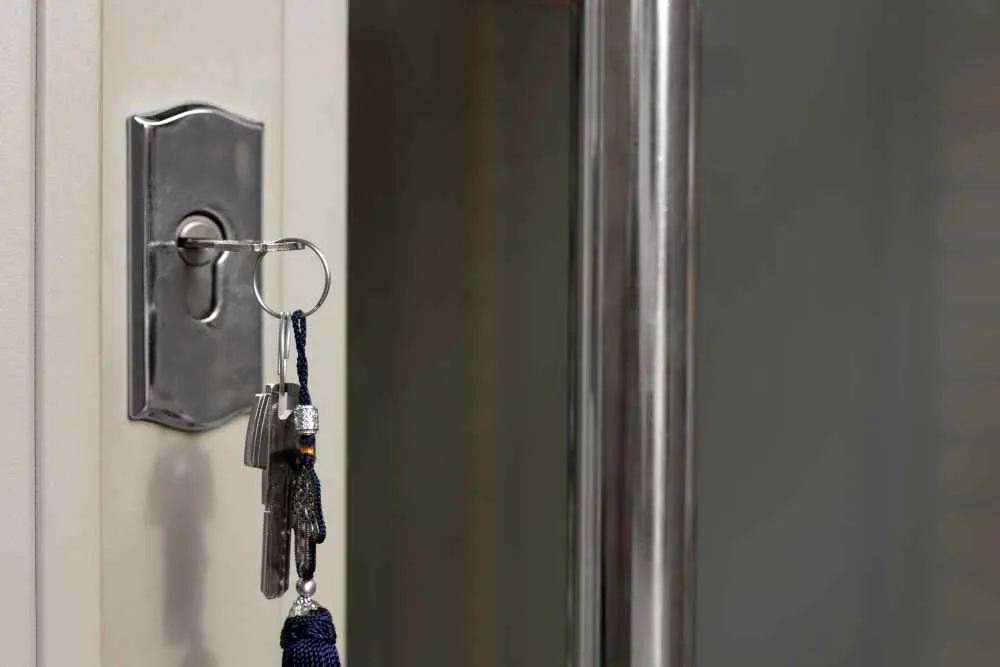 llave puerta cerradura