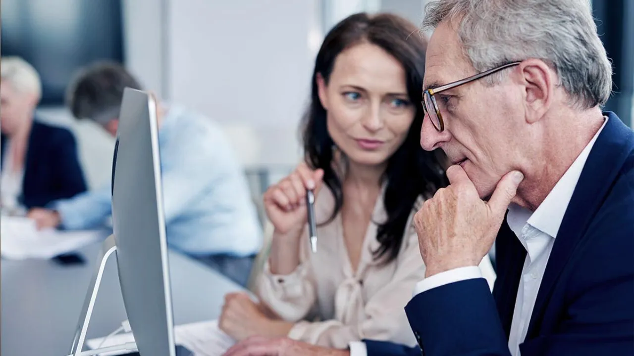 adulto mayor trabajando oficina