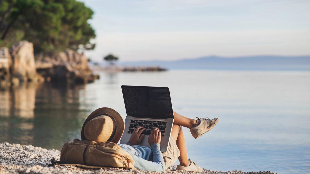 Teletrabajo-playa_1483361869_123845693_1200x675