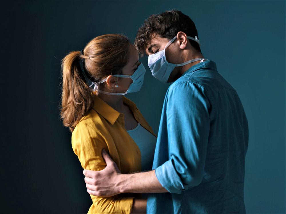 coronavirus besos pareja 2