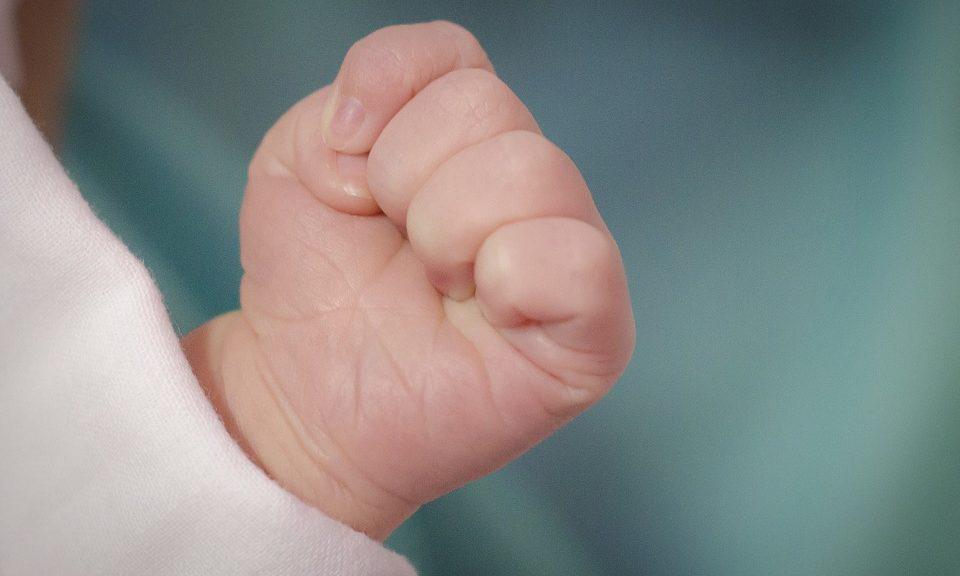 bebe manos nacimiento