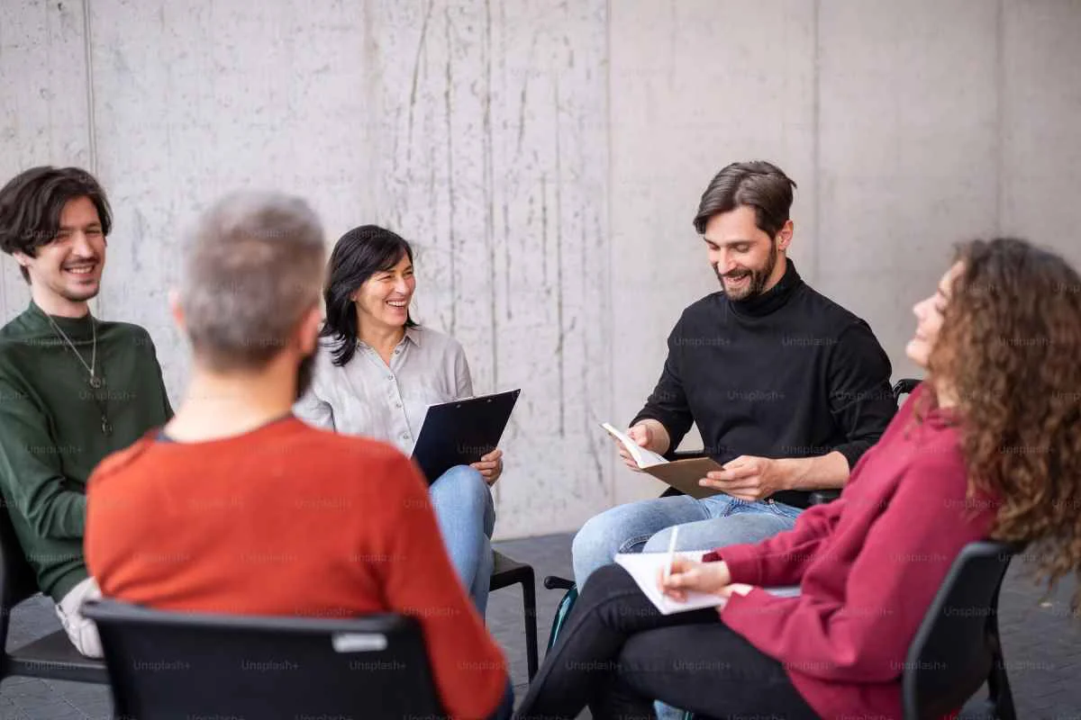 grupo personas hablar