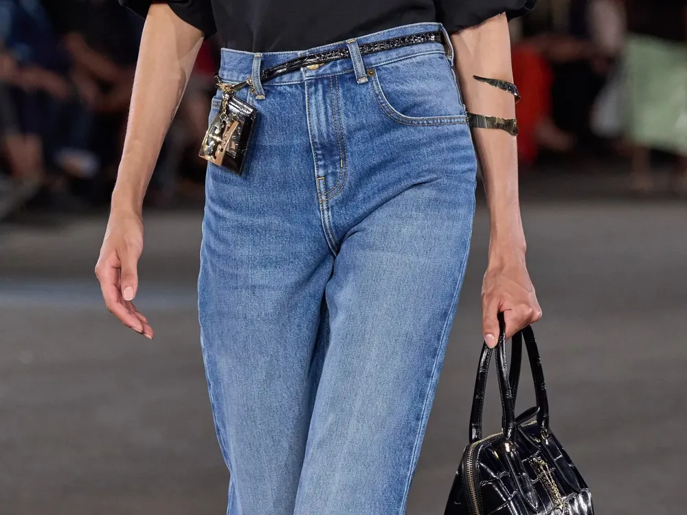 Jeans-rectos-tory-burch-spring-2023-ready-to-wear-details-credit-gorunway