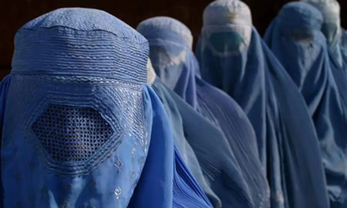 Mujeres-con-burqa-en-el-Afagnistán-de-los-talibán